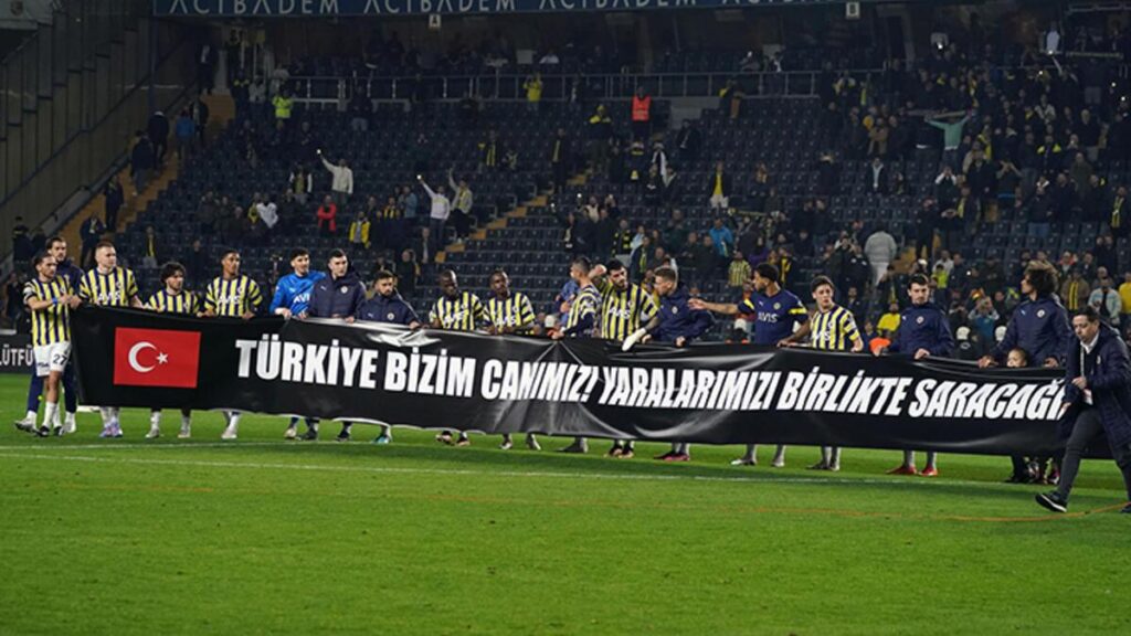 Fenerbahçe’den maç sonu anlamlı pankart