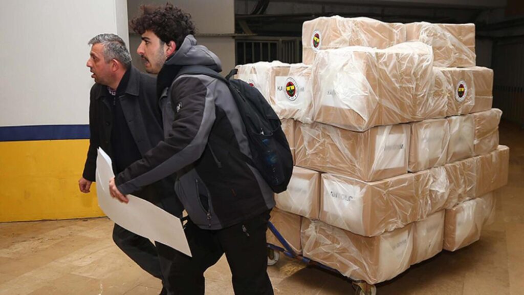 Fenerbahçe’nin yardım tırları afet bölgelerine ulaşmaya devam ediyor