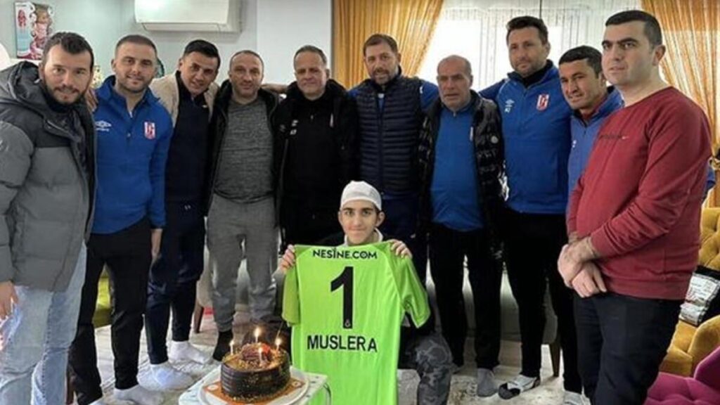 Fernando Muslera’dan Eren’e geçmiş olsun forması