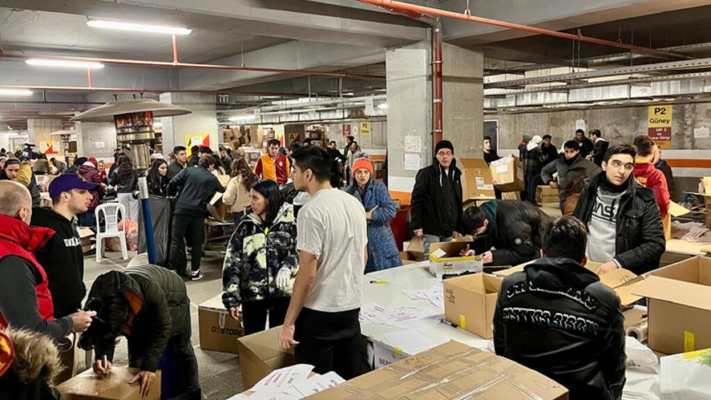 Galatasaray tırları göndermeye devam ediyor