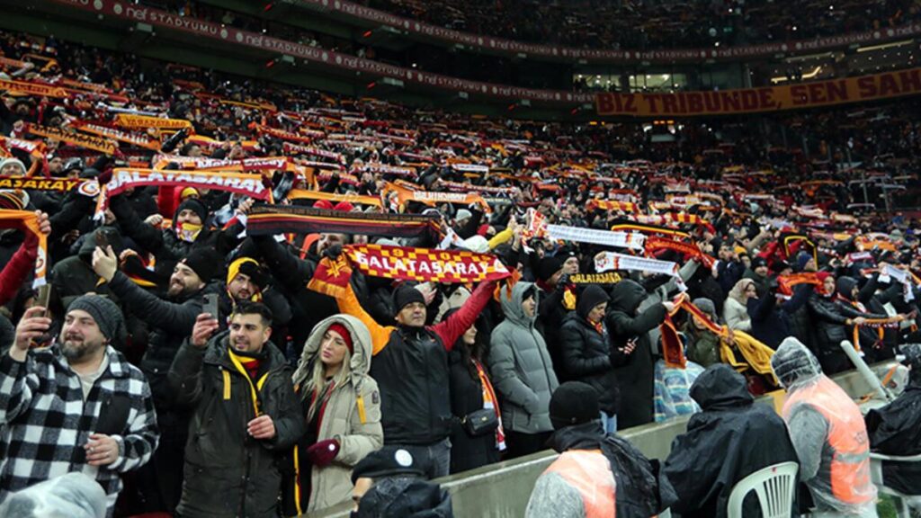 Galatasaray tribünlerini soğuk hava durduramadı
