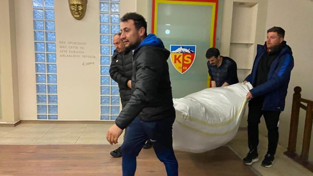 Kayserispor’dan afet bölgesine kışlık giysi ve malzeme desteği