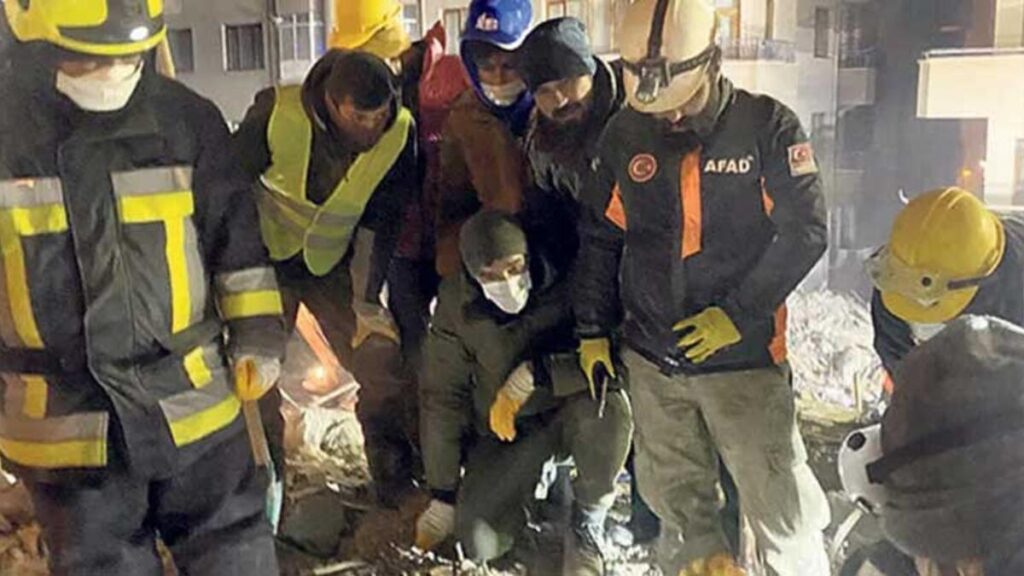 Mehmet Topal memleketi Malatya’da enkaz çalışmalarında yer aldı