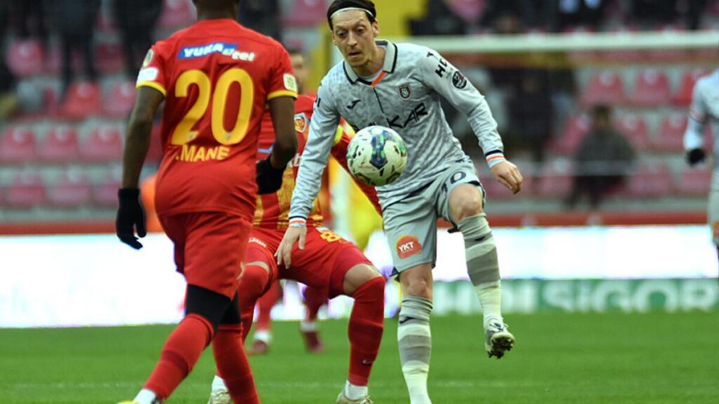 (ÖZET) Kayserispor – Başakşehir maç sonucu: 1-0 | Zirve yolunda ağır yara