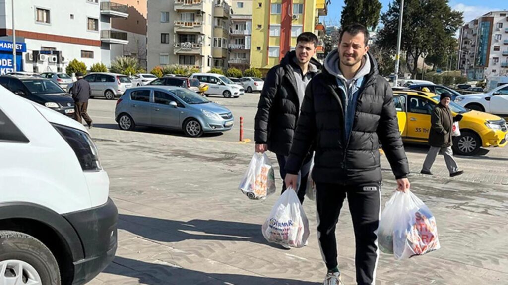 Petkimspor depremzedeler için omuz omuza