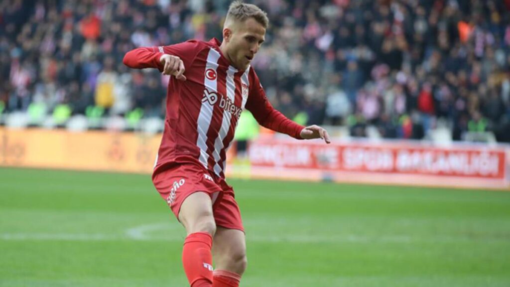 Samu Saiz, depremzedelere 550 bin TL bağışladı