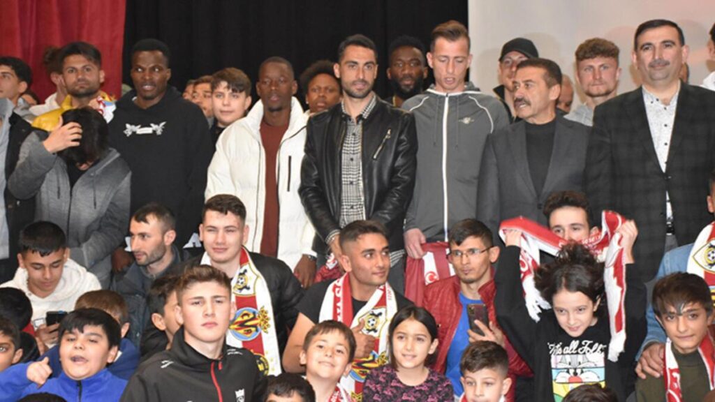Sivassporlu futbolculardan depremzedelere moral ziyareti