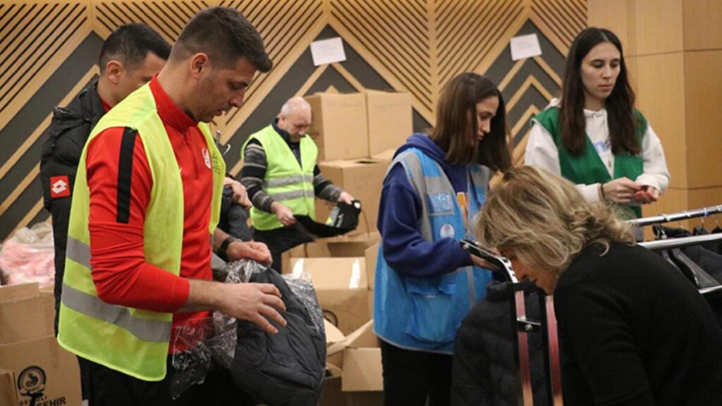 Süper Lig hakemi Ümit Öztürk, depremzedelerin yaralarını sarmak için gönüllü çalışıyor