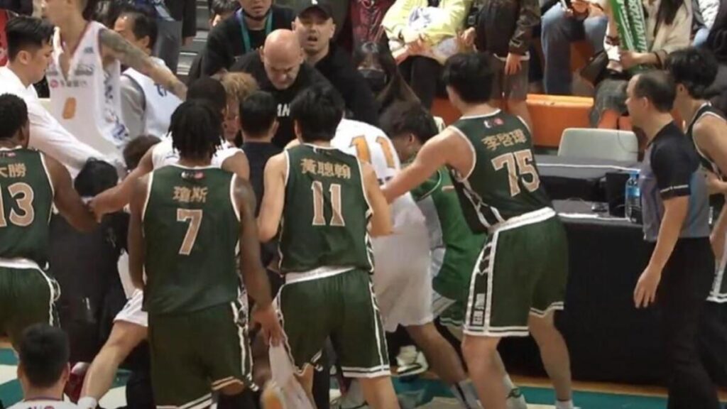 Tayvan Basketbol Ligi’nde büyük kavga: Dwight Howard ile beraber 12 kişi atıldı